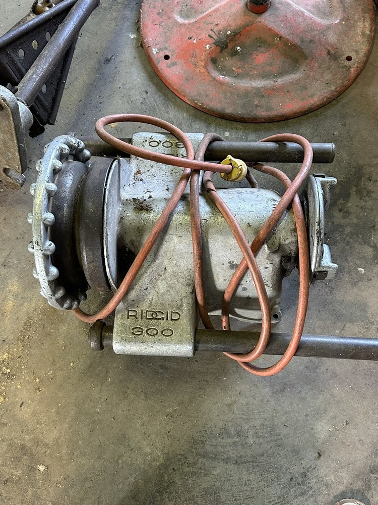 RIDGID 15682 Pipe Threading Machine And Accessories