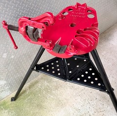 Ridgid No. 40A Tristand Portable Pipe Vice Red/Black 1/8&Prime; To 2-1/2&Prime;
