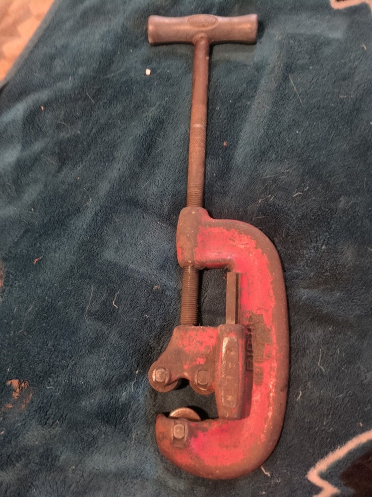 RIDGID No.2 HEAVY DUTY PIPE CUTTER 1/8&rdquo;-2&rdquo; PIPE CAPACITY RIDGE TOOL CO.