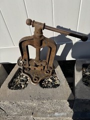 Vintage MARK MFG Co Chicago No. 2 Pipe Vise Bench Mount Pipe Fitting Plumbing