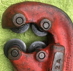 RIDGID No. 42A FOUR WHEEL PIPE CUTTER: 1/2 INCH TO 2 INCH PIPE CUTTING CAPACITY