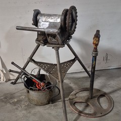 RIDGID Universal Pipe Threading Machine 1/8&ndash;2&Prime; NPT w/ Die Head, Pipe Die, Stand