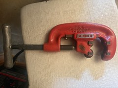 RIDGID NO 42-A -4 WHEEL HEAVY DUTY PIPE CUTTER- lightly used excellent condition
