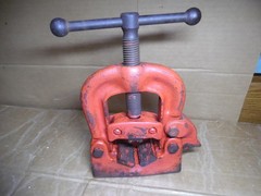 31 + #,s RIDGID 65-R PIPE THREADER 1&Prime; to 2&Prime; CAPACITY & USA VISE 1/8&Prime; to 2 1/2&Prime;