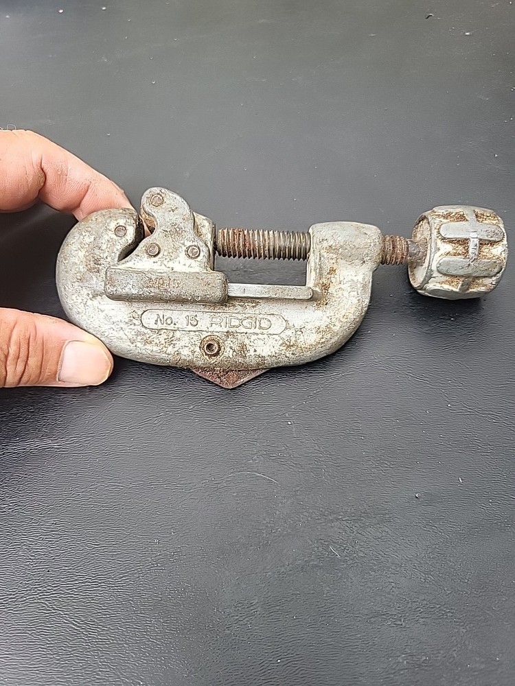 RIDGID 32920 Model 15 Screw Feed 3/16&Prime; to 1-1/8&Prime; Tubing and Conduit Cutter
