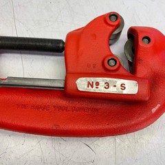 RIDGID Heavy Duty Pipe Cutter Ergonomic Handle Iron Body 1-3&Prime; Red/Silver 32830