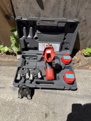 (RI4) RIDGID 100-B Press Tool W3). Jaws 1/2&Prime; &ndash; 3/4&Prime; &ndash; 1&Prime;And 2 Batterie No Charge