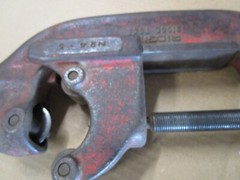 Ridgid 4-S 2&Prime;-4&Prime; Heavy Duty Pipe Cutter with Spare Cutting Wheel