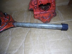 31 + #,s RIDGID 65-R PIPE THREADER 1&Prime; to 2&Prime; CAPACITY & USA VISE 1/8&Prime; to 2 1/2&Prime;