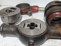 Lot of 42 Ridgid pipe threading tools and heads as pictured: 1/2-20, 9/16-12,+