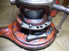 31 + #,s RIDGID 65-R PIPE THREADER 1&Prime; to 2&Prime; CAPACITY & USA VISE 1/8&Prime; to 2 1/2&Prime;
