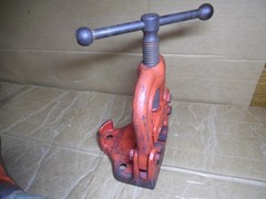 31 + #,s RIDGID 65-R PIPE THREADER 1&Prime; to 2&Prime; CAPACITY & USA VISE 1/8&Prime; to 2 1/2&Prime;
