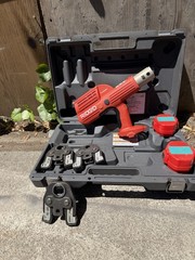 (RI4) RIDGID 100-B Press Tool W3). Jaws 1/2&Prime; &ndash; 3/4&Prime; &ndash; 1&Prime;And 2 Batterie No Charge