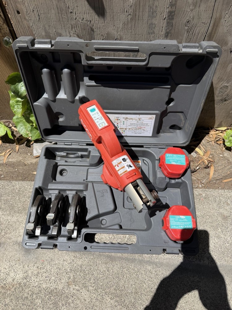 (RI4) RIDGID 100-B Press Tool W3). Jaws 1/2&Prime; &ndash; 3/4&Prime; &ndash; 1&Prime;And 2 Batterie No Charge