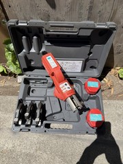 (RI4) RIDGID 100-B Press Tool W3). Jaws 1/2&Prime; &ndash; 3/4&Prime; &ndash; 1&Prime;And 2 Batterie No Charge