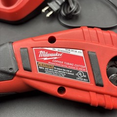 MILWAUKEE M12 Pipe Tubing Cutter Kit Battery and Charger And Case TESTED