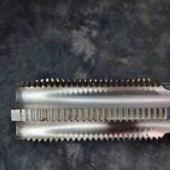 US22 17863 1.5/8-8 H6 6F PLUG TAP