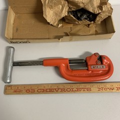 RIDGID No. 1-2 Screw Feed Pipe Cutter 1/8 in to 2 in Capacity