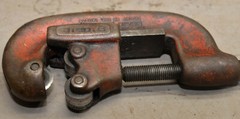 Ridgid Model 65R 1&Prime; &ndash; 2&Prime; capacity pipe threader die head & No 2 cutter tools R1