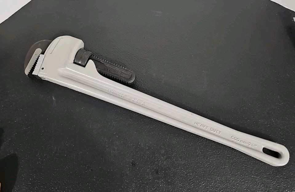 URREA 824A Aluminum Pipe Wrench Length 24&Prime; and Max Pipe Capacity 3&Prime; Light Weight