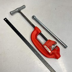 RIDGID Heavy Duty Pipe Cutter Ergonomic Handle Iron Body 1-3&Prime; Red/Silver 32830