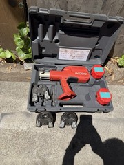 (RI4) RIDGID 100-B Press Tool W3). Jaws 1/2&Prime; &ndash; 3/4&Prime; &ndash; 1&Prime;And 2 Batterie No Charge