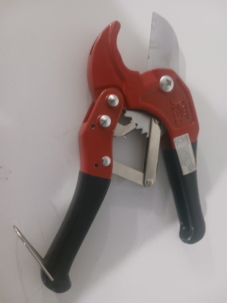 Pipe cutter for pvc