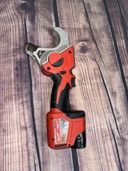 Battery Included &ndash; Milwaukee M12 Cordless PVC Pipe Shear &ndash; Pipe cutter