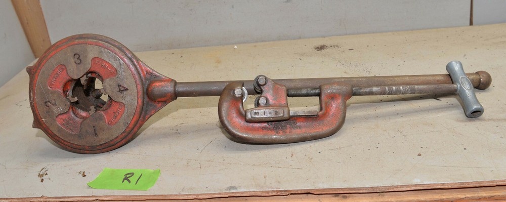 Ridgid Model 65R 1&Prime; &ndash; 2&Prime; capacity pipe threader die head & No 2 cutter tools R1