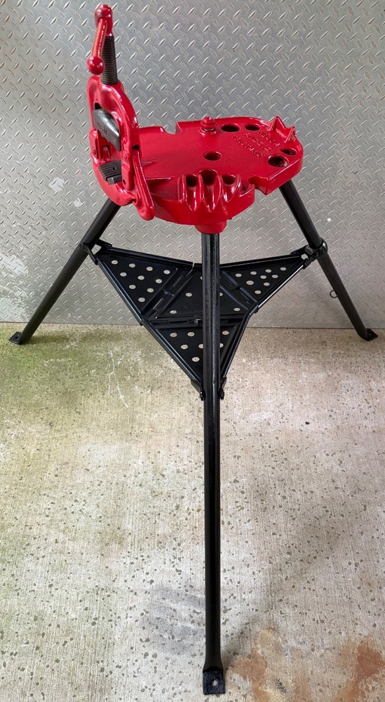 Ridgid No. 40A Tristand Portable Pipe Vice Red/Black 1/8&Prime; To 2-1/2&Prime;