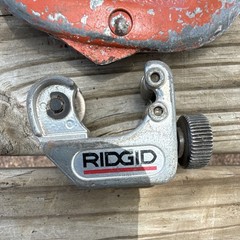 RIDGID 104 Screw Feed Pipe Cutter, 3/16 in to 15/16 in Pipe Size Range