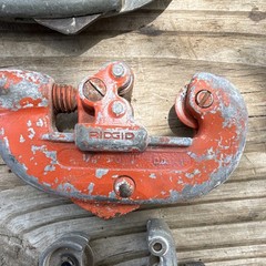 RIDGID 104 Screw Feed Pipe Cutter, 3/16 in to 15/16 in Pipe Size Range