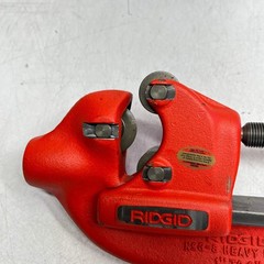 RIDGID Heavy Duty Pipe Cutter Ergonomic Handle Iron Body 1-3&Prime; Red/Silver 32830
