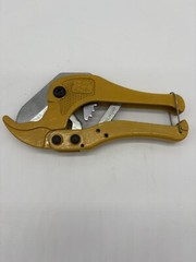 Vintage Tractor Yellow PVC Pipe Cutter 1-5/8&Prime; Ratchet Hose Tube Cutting Tool
