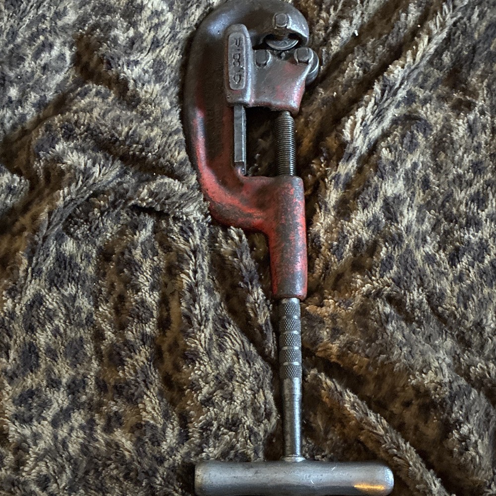 RIDGID No. 2 Heavy Duty Screw Feed Pipe Cutter, 1/8 in to 2 in
