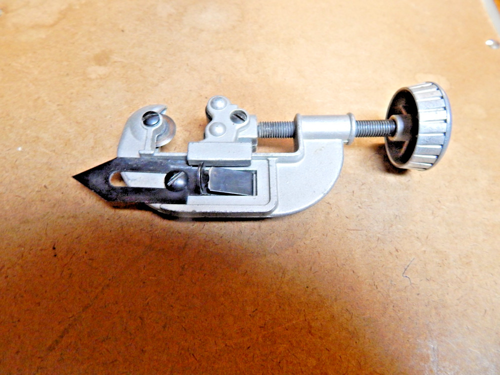 General Tools No.120 Screw Metal Pipe Tubing Cutter 1/8&Prime; to 1-1/8 OD w/reamer