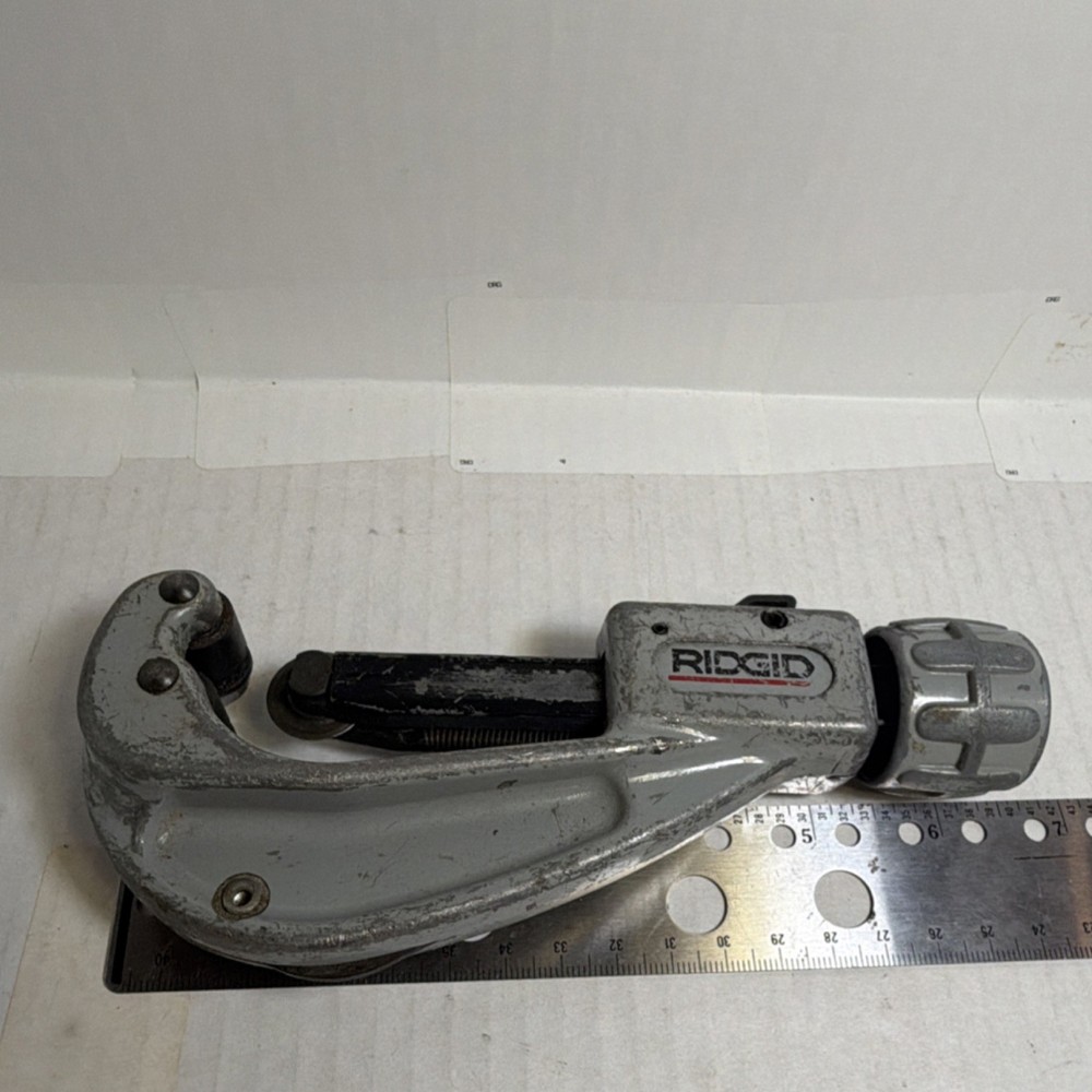 RIDGID 151 Screw Feed Pipe Cutter 1/4 to 1 5/8 in (6 to 42mm) Model 151