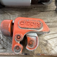 RIDGID 151 Screw Feed Pipe Cutter 1/4 in to 1-5/8 in Capacity