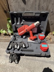 (RI4) RIDGID 100-B Press Tool W3). Jaws 1/2&Prime; &ndash; 3/4&Prime; &ndash; 1&Prime;And 2 Batterie No Charge