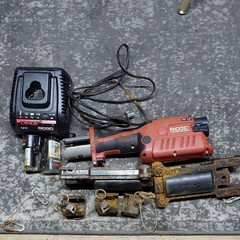 RIDGID RP 241 PEX Press Tool Kit w/ Charger & Batteries, 3/8 in, 1/2 in
