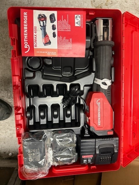 Romax 4000 press gun with case PLUS 1/2&Prime;-2&Prime; jaw set with case 1000001928