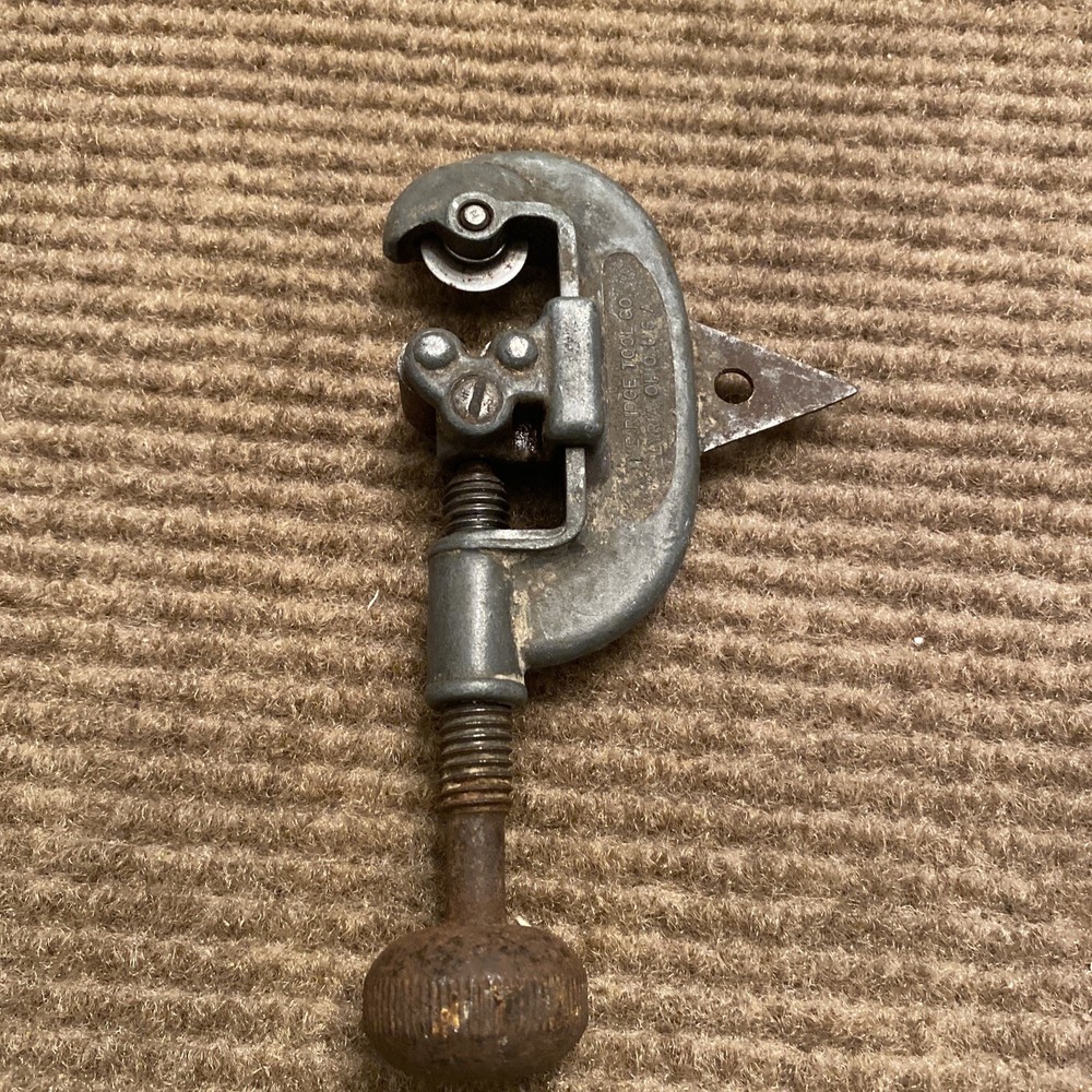 ridge tool co vintage pipe cutter no 00 1/8- 1&rdquo;