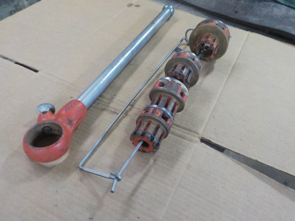 Ridgid Working 00R Pipe Threader w/6 Die 1&Prime;, 3/4&Prime;, 1/2&Prime;3 /8&Prime;, And Carrier