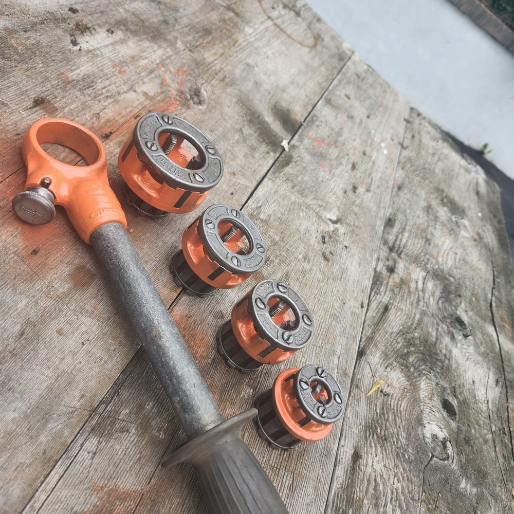 RIDGID 00-R Pipe Threader 1&Prime;, 3/4&Prime;, 1/2&Prime;, & 1/8&Prime; &ndash; 5 PIECE SET Rachet @ 4 Dies