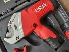 RIDGID TC-40 Cordless Plastic Pipe Cutter 3-42mm Dia. +Battery + Case No Charger
