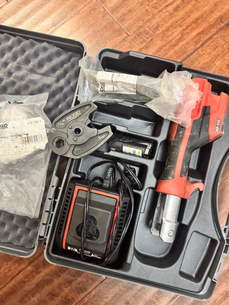 RIDGID Cordless Press Tool Kit with 1/2&Prime; &ndash; 3/4&Prime; ProPress Jaws &ndash; Red (72553)