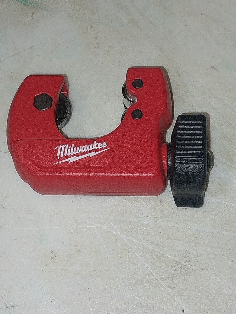 Milwaukee 48-22-4251 1 in Cut Max Mini Copper Tubing Cutter