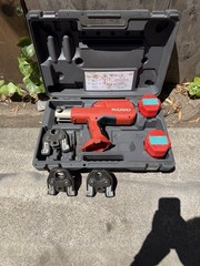 (RI4) RIDGID 100-B Press Tool W3). Jaws 1/2&Prime; &ndash; 3/4&Prime; &ndash; 1&Prime;And 2 Batterie No Charge