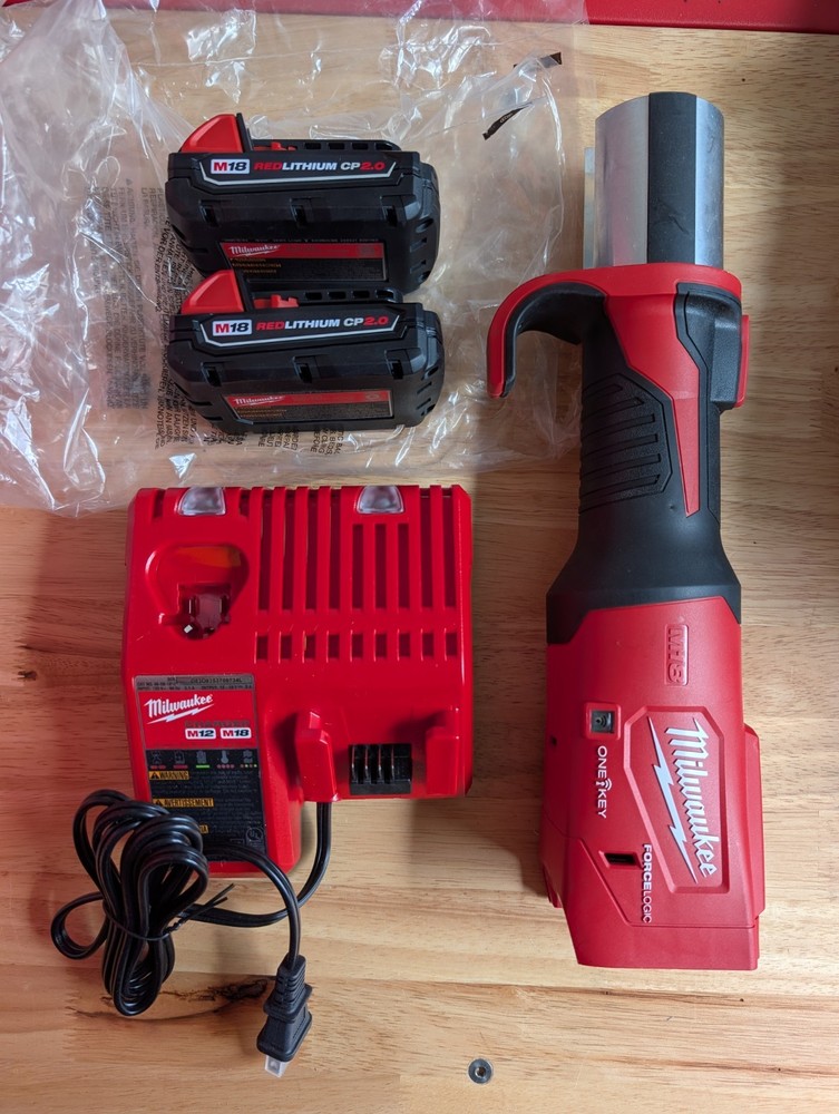 Milwaukee M18 2922-20 Press Tool with Charger, & 2 Batteries EXCELLENT
