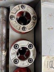 RIDGID 00-R RATCHETING THREADER, DIES AND HANDLE IN CASE